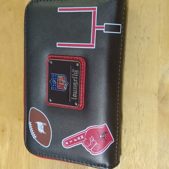 Tampa Bay Buccaneers Loungefly Wallet - Picture 3 of 4